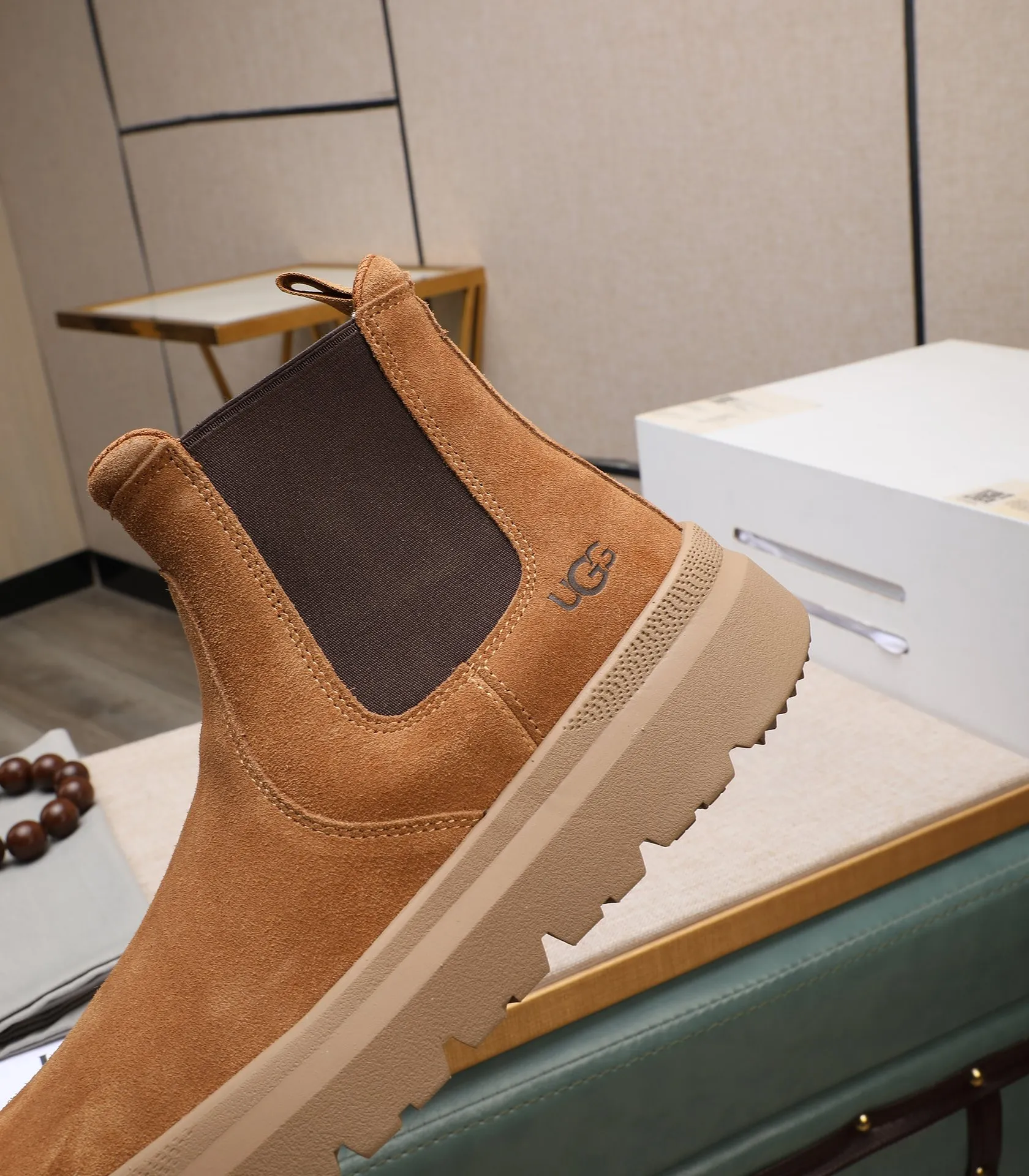 Men's shoes 💰620 Please note the quality of the original order and compare the thickness of the wool 🏮🏮 Popular UGG from Australia's warm luxury brand men's shoes, the official website is synchronized, Beckham men's style..., made of imported top-layer waxed cowhide, waxed toe cap, Australian genuine wool velvet lining Carefully sewn...Imported rubber Martin boots outsole (comfortable, soft and wear-resistant). I really like the quality..Exquisite workmanship. You can't put it down at first sight. Size 39-44